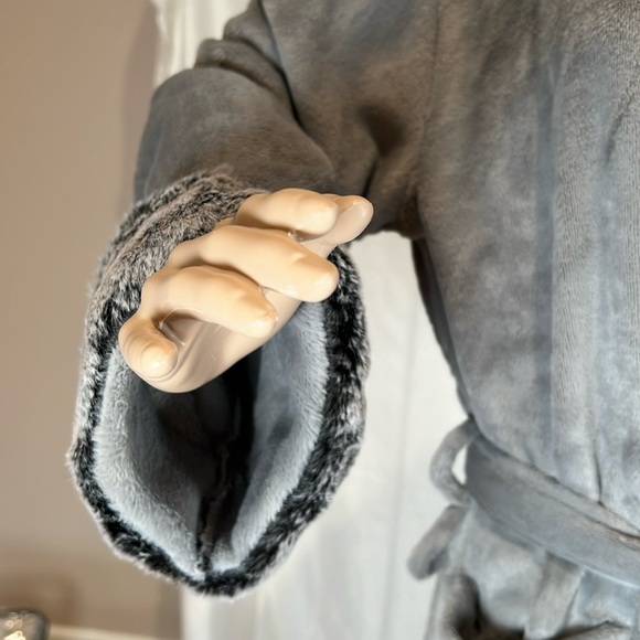 Luxurious 🤩 Faux Fur Bath Robe from Hotel Collection. - Picture 8 of 12